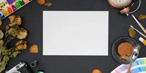 Vista dall'alto dello studio creativo dell'artista vintage con carta da disegno e strumenti di pittura su sfondo nero del tavolo — Foto Stock