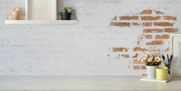Modern snygg arbetsplats med kontorsmaterial och kopieringsutrymme på vitt bord och grå planka vägg bakgrund — Stockfoto