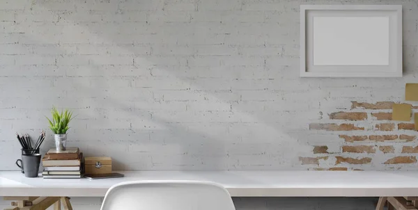 Vue de dessus du lieu de travail vintage confortable avec fournitures de bureau et espace de copie sur fond blanc de table et de mur de briques — Photo