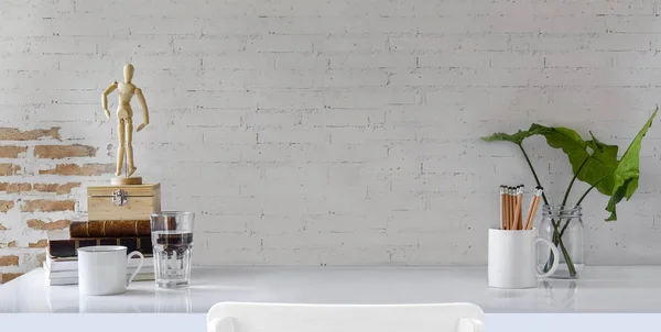 Plan recadré du lieu de travail minimal avec fournitures de bureau et espace de copie sur fond blanc de table et de mur de briques — Photo