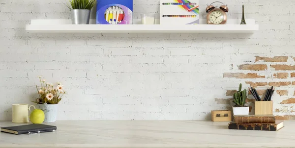 Beskuren bild av bekväm designer arbetsplats med kontorsmaterial och kopiera utrymme på marmor skrivbord och tegelvägg bakgrund — Stockfoto