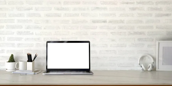 Vágott felvétel a modern stílusos munkahely nyitott üres képernyős laptop számítógép és irodai kellékek — Stock Fotó