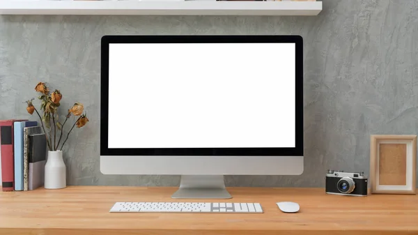Dekorasyon ve kamera ile boş ekran masaüstü bilgisayarının kırpılmış görüntüsü ahşap masa ve tavan arası gri duvar arkaplanı — Stok fotoğraf
