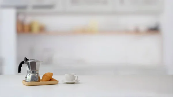 Tiro cortado de cesta de frutas e espaço de cópia na mesa de mármore com sala de cozinha desfocada — Fotografia de Stock