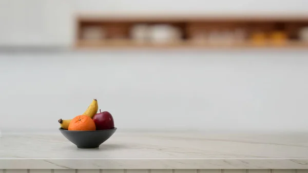 Καλλιεργημένη λήψη μπολ φρούτων και αντίγραφο χώρο σε μαρμάρινο γραφείο με θολή κουζίνα room — Φωτογραφία Αρχείου