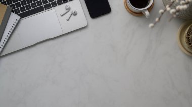 Çalışma alanı, fotokopi alanı, ofis malzemeleri ve mermer masanın üzerindeki kahve fincanı. 