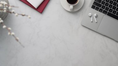Çalışma alanının fotokopi alanı, ofis malzemeleri ve mermer masanın üzerindeki kahve fincanı. 