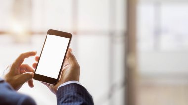 Bulanık ofis odası arka planına sahip boş ekran akıllı telefonu kullanma görüntüsünü kapat 
