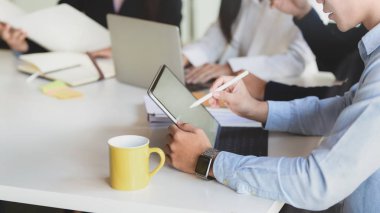 Ekiple çalışırken iş adamının boş ekran tabletine yazma görüntüsünü kapat 