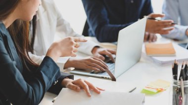 Ofis malzemeleriyle projelerini tartışan iş adamlarının görüntüsü. 