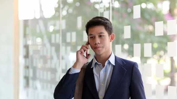 Vista de cerca del joven hombre de negocios profesional hablando en su teléfono inteligente — Foto de Stock