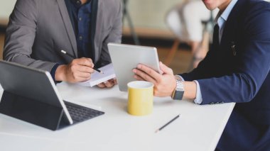 İki işadamının dijital tabletle ilgili çalışmalarını yakından izleyin 