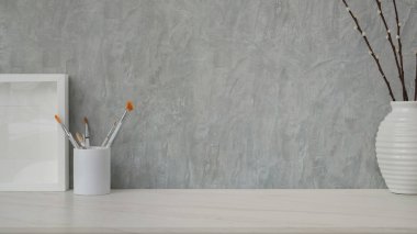 Çalışma alanının fotokopi alanı ile kırpılmış görüntüsü, çerçeve modelleme, mermer masa üzerindeki fırça ve vazoyu gri tavan arası arka planı ile boyama