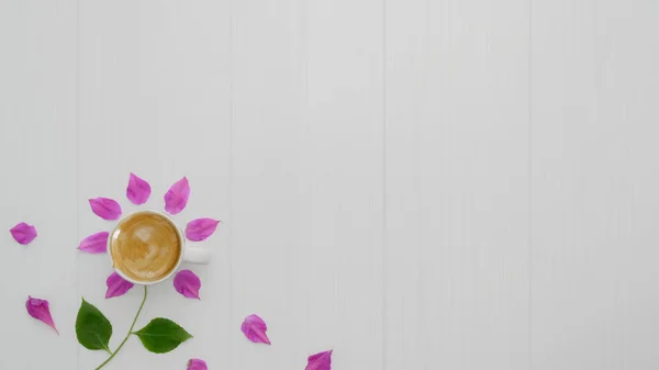 Draufsicht auf Kaffeetasse mit Blütenblättern, Blätter auf Plankenhintergrund — Stockfoto