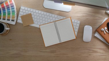 Modern rustik masa arkaplan üzerinde açık defter, kopyalama alanı ve ofis malzemeleri ile tasarımcı çalışma alanının üst görünümü