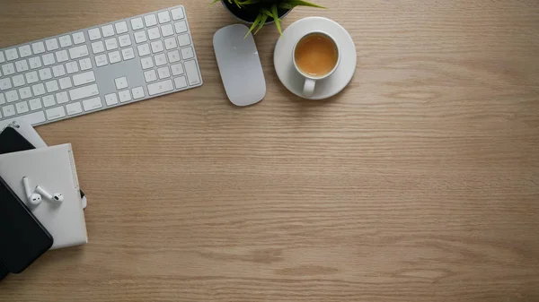 Foto aerea di spazio di lavoro con spazio copia, forniture per ufficio e tazza di caffè su sfondo tavolo in legno — Foto Stock