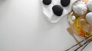 Spa tedavisinin üst görüntüsü ve aroma yağı, spa tuzu, sıcak taş ve diğer spa aksesuarlarıyla rahatlama konsepti 