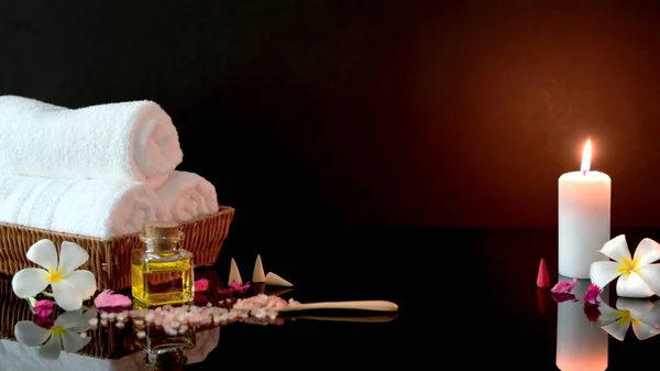 Close up άποψη της θεραπείας spa και να χαλαρώσετε έννοια με λευκή πετσέτα, κερί και αρωματικό έλαιο — Φωτογραφία Αρχείου
