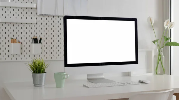 Oříznutý záběr stylové kancelářské místnosti s prázdnou obrazovkou počítače, kancelářských potřeb a dekorací — Stock fotografie