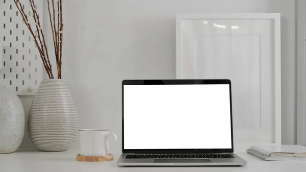 Boş ekran dizüstü bilgisayarla moda görünümünü kapat, çerçeve ve dekorasyonları düzenle — Stok fotoğraf