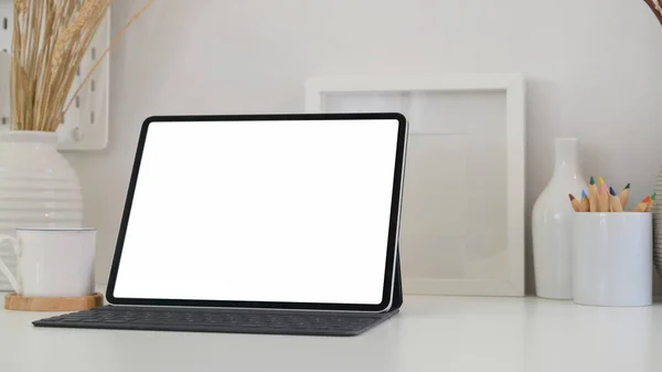 Colpo ritagliato di minimalista artista sul posto di lavoro con tablet schermo bianco, matite colorate e decorazioni — Foto Stock