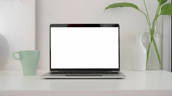 Boş ekran laptop, kahve fincanı ve dekorasyonla basit çalışma alanı görünümünü kapat — Stok fotoğraf