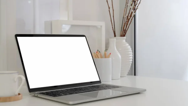 Tiro recortado do espaço de trabalho moderno com laptop tela em branco, xícara de café e decorações de cerâmica — Fotografia de Stock