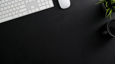 Bilgisayar klavyesi, kahve fincanı ve kopyalama alanı olan karanlık modern çalışma alanının genel görüntüsü 