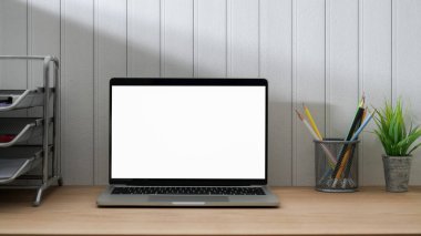 Boş dizüstü bilgisayar, ofis malzemeleri ve dekorasyonlarla en az çalışma alanı görünümünü kapat 