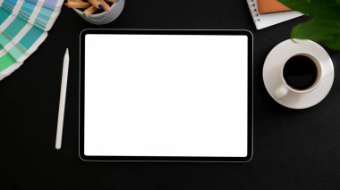 Boş ekran tableti ve ofis malzemeleriyle iş yerinin genel görüntüsü 