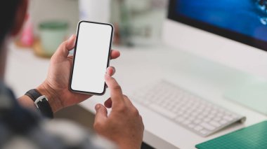 Çalışırken boş ekran akıllı telefonu kullanan bir adamın görüntüsünü kapat 