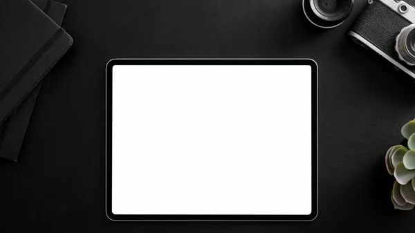 Vista superior del lugar de trabajo del fotógrafo con tableta de pantalla en blanco, cámara, suministros de oficina y decoraciones —  Fotos de Stock