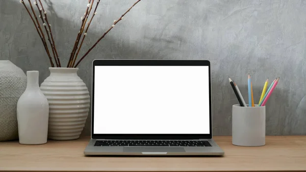 Närbild av elegant arbetsyta med mock up laptop, dekorationer och brevpapper — Stockfoto