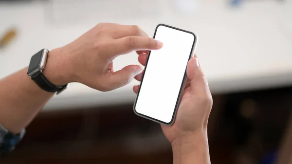 Ritagliato colpo di giovane maschio utilizzando il suo smartphone schermo bianco — Foto Stock