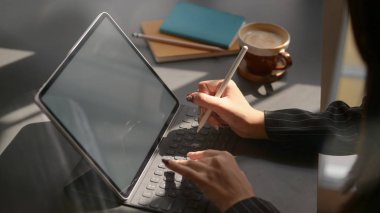 Boş ekran tableti üzerinde çalışan iş kadınlarının kırpılmış görüntüleri 