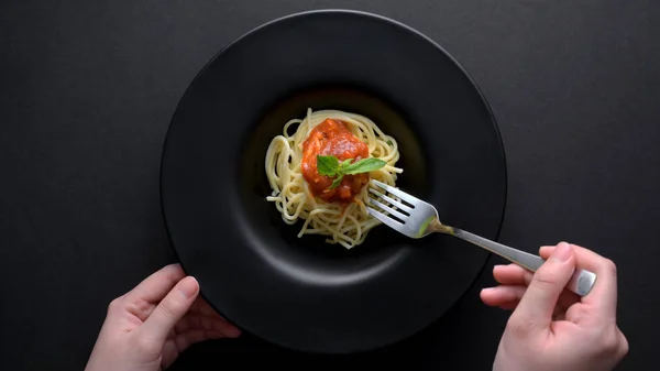 Spagetti yemeye hazır çatallı bir kadının manzarası. — Stok fotoğraf