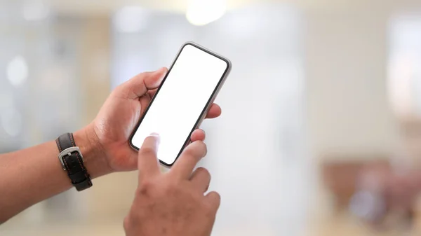 Närbild av affärsman med hjälp av blank skärm smartphone — Stockfoto