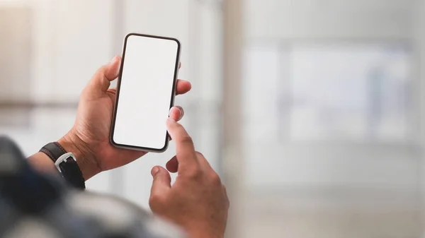 Vista de perto de um homem usando smartphone de tela em branco — Fotografia de Stock