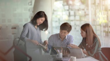 Projelerini basit ortak çalışma alanında hazırlayan genç profesyonel tasarımcı takımının yakın görüntüsü