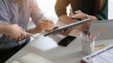 Uygulama geliştirici ekibinin basit ortak çalışma alanındaki Ui projelerinde danışmanlık yaparken dijital tablet kullanarak kırpılmış görüntüsü 