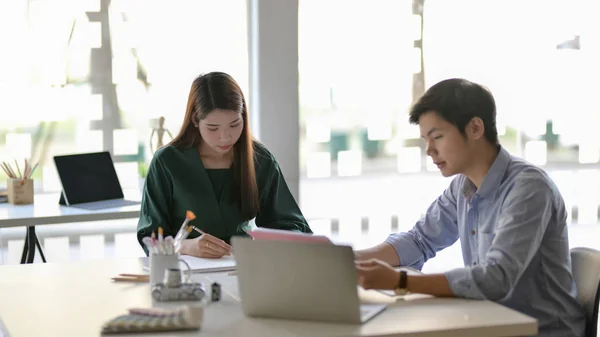 Close-up zicht van professionele ontwerper team concentreren op de — Stockfoto