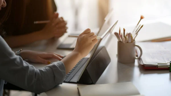 Recorte de diseño profesional femenino dibujo en tableta digital para preparar su proyecto en un simple espacio de co-trabajo — Foto de Stock