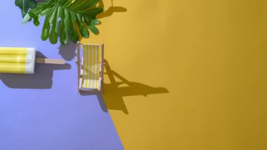 Düz mor ve sarı arkaplan üzerine minimum yaz kavramının yapraklı, gölgeli ve dekorasyonlu renkli buzlu dondurmanın üst görünümü