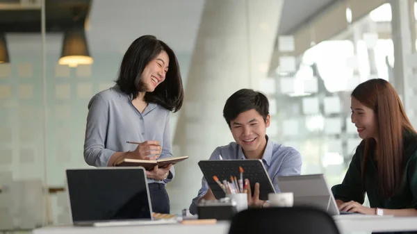 Groep van Ui applicatie ontwikkelaar werken aan hun project met een positieve houding — Stockfoto