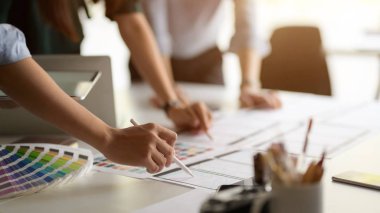 Ui geliştirici ekibinin dijital tablet ile projelerine danışmanlık yapmasını kapat 