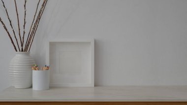 Beyaz duvarlı mermer masa üzerindeki en küçük çalışma alanı görünümünü kapat