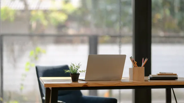 Nahaufnahme des Arbeitsplatzes mit offenem Laptop, Bürobedarf und Dekoration — Stockfoto