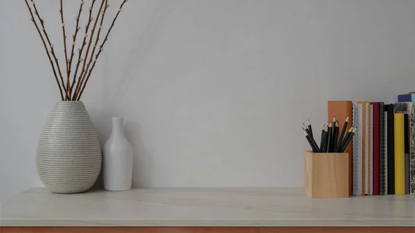 Close up widok nowoczesnej powierzchni roboczej na marmurowym biurku z białą ścianą — Zdjęcie stockowe