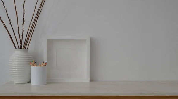 Vista de cerca del espacio de trabajo mínimo en la mesa de mármol con pared blanca —  Fotos de Stock