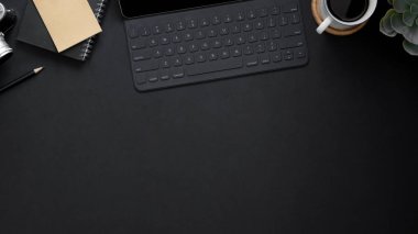 Kablosuz klavyesi, kopyalama alanı ve ofisi olan işyerinin üst görünümü